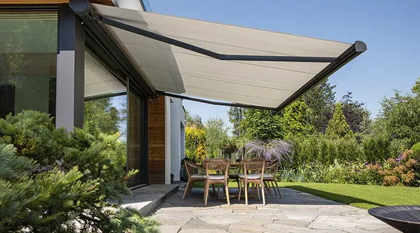 Toldo cofre instalado en una fachada de vivienda