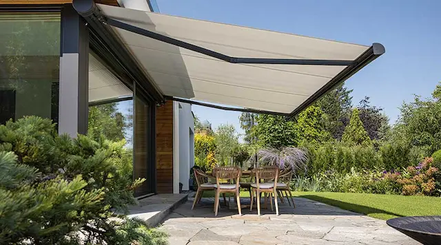 Toldo cofre instalado en terraza o exterior