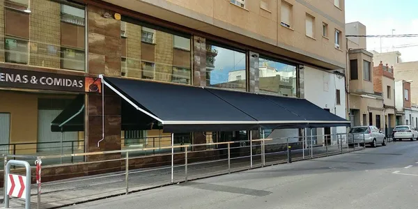 Toldo para hostelería en terraza comercial